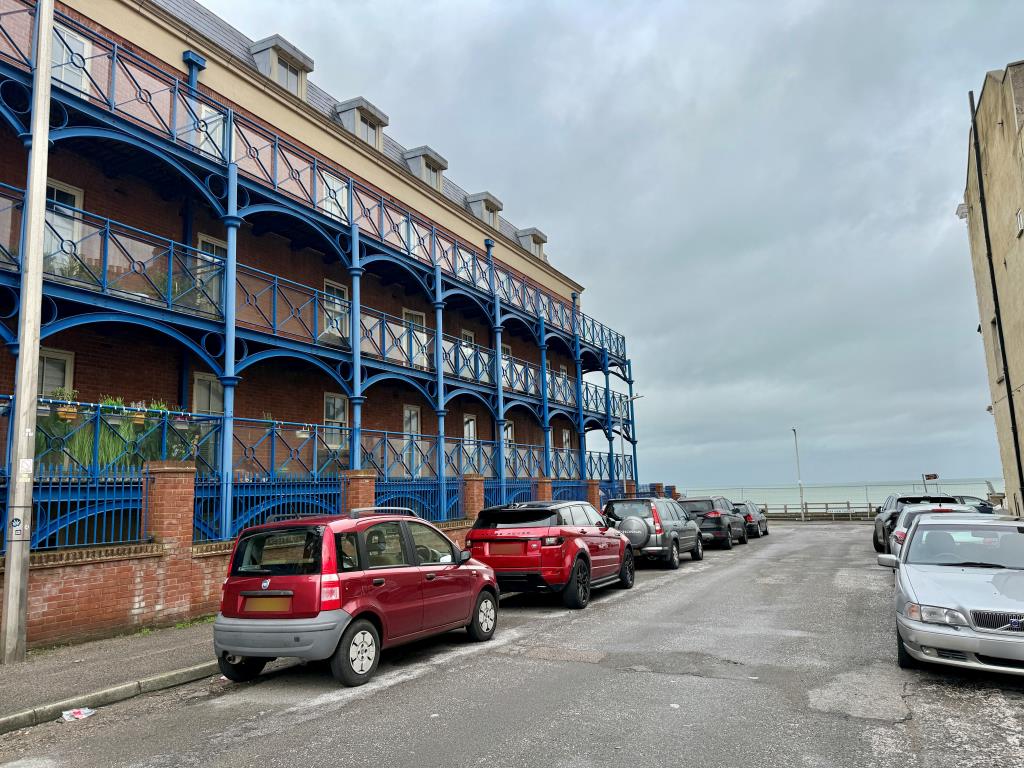 Lot: 85 - WELL PRESENTED TWO-BEDROOM FLAT - View of flats and seafront